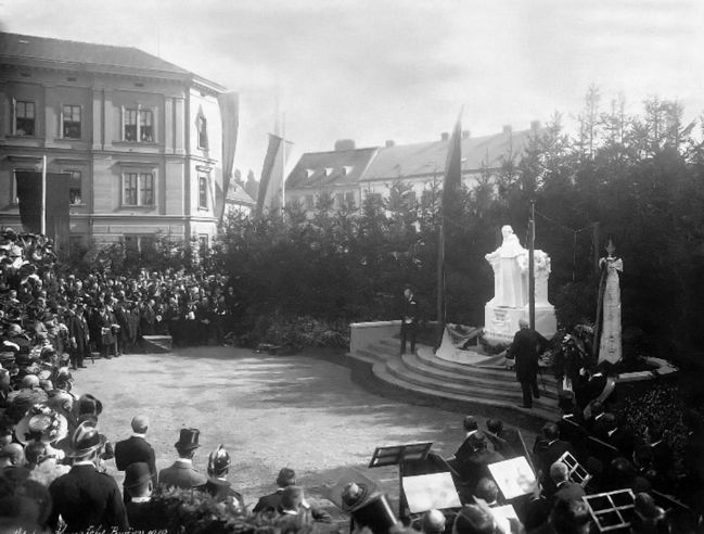 Odhalení Mendelova pomníku na Mendelově náměstí 2. 10. 1910. Zdroj: Wikipedia.